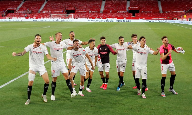 Espanhol volta com abraços após gols e vitória do Sevilla em clássico