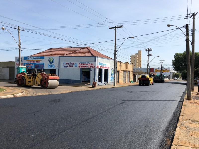 Obras de recapeamento asfáltico atingem ruas do bairro Jardim