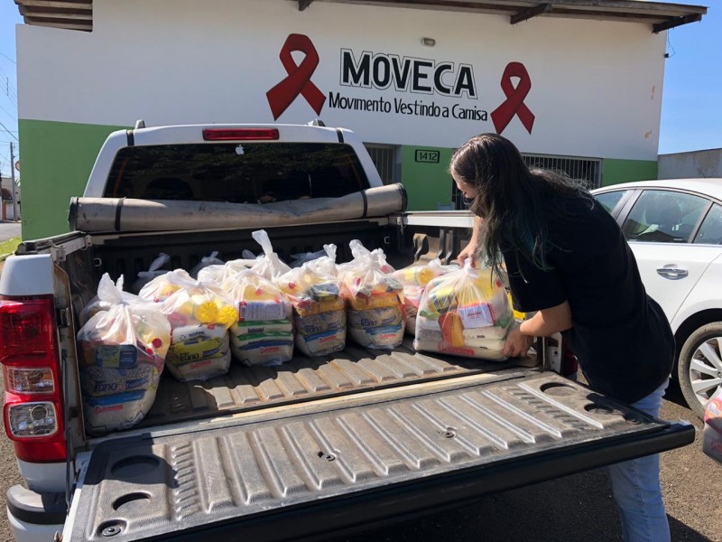 Rotaract Club entrega alimentos arrecadados em campanha às entidades