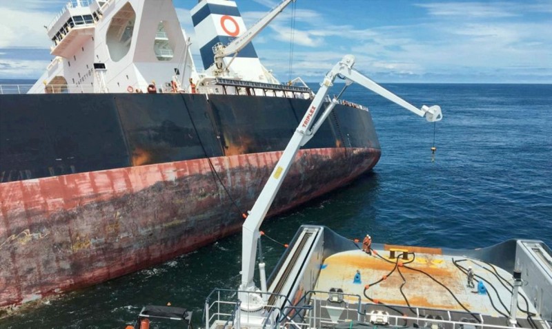 Marinha afunda navio encalhado na costa do Maranhão