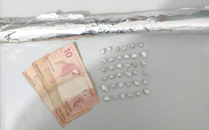 Ajudante geral é preso com 36 porções de cocaína