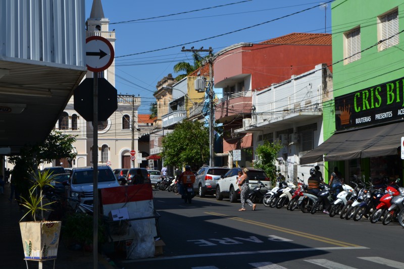 Prefeitura acata Justiça e fecha bares, salões e reduz horário do comércio