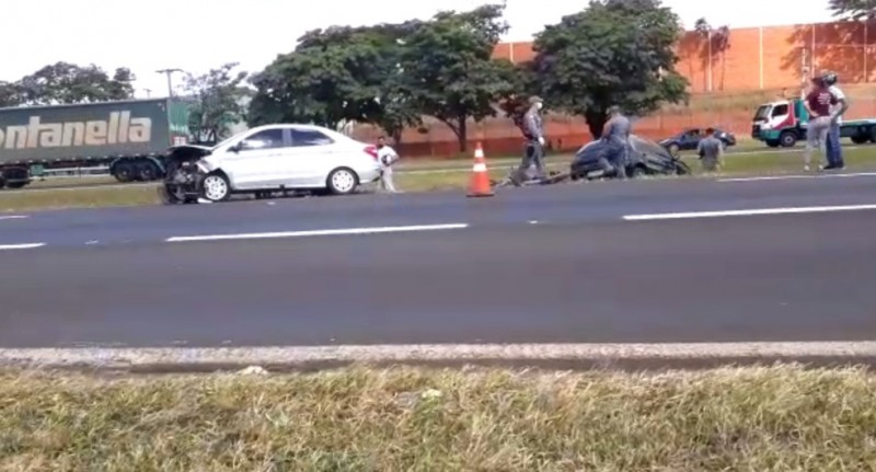 Idosa dirige na contramão por quase três quilômetros e bate de frente com carro em rodovia de Mirassol