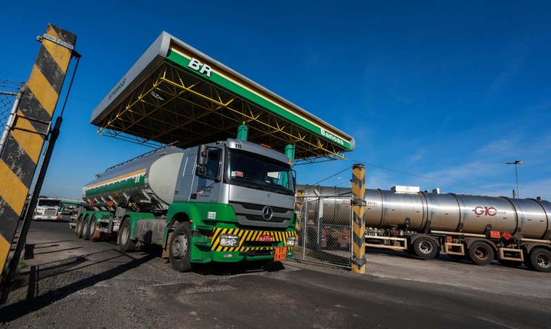 Preço da gasolina e do diesel vendidos nas refinarias aumenta