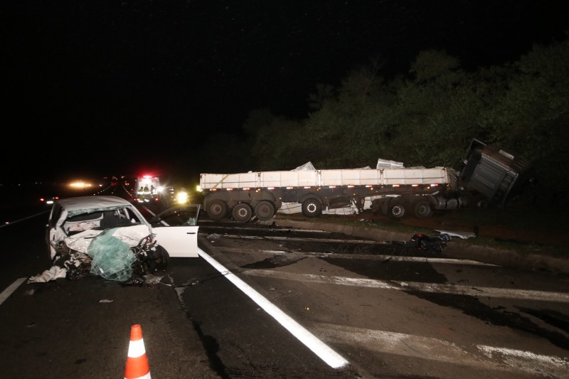 Carreta de Araçatuba invade pista, bate em carros e 3 pessoas morrem