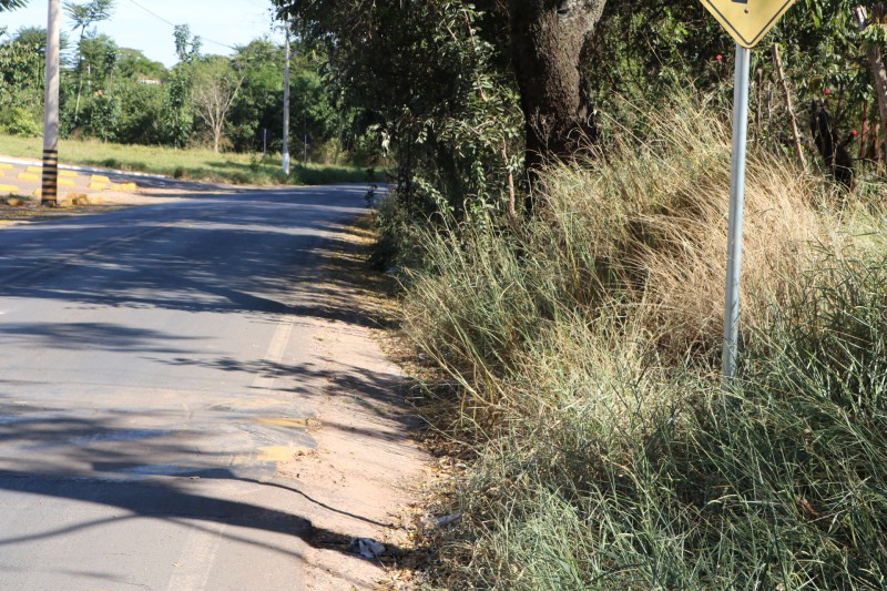 Pedido para limpeza de acostamento da estrada vicinal Kemil Rahal