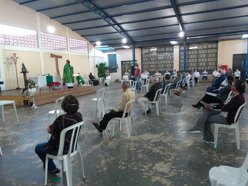 Igrejas católicas prosseguem com missas presenciais observando medidas sanitárias