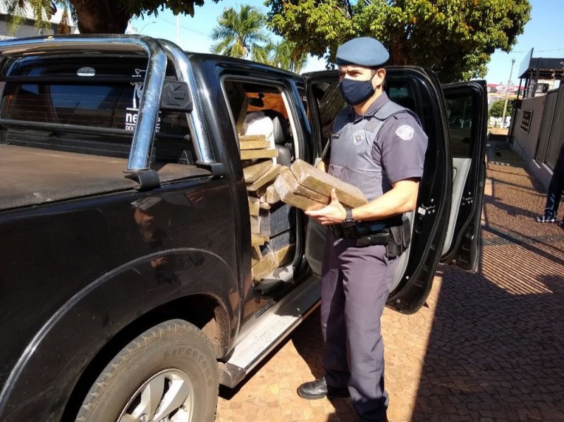 PM apreende caminhonete carregada com maconha que seria distribuída em Araçatuba