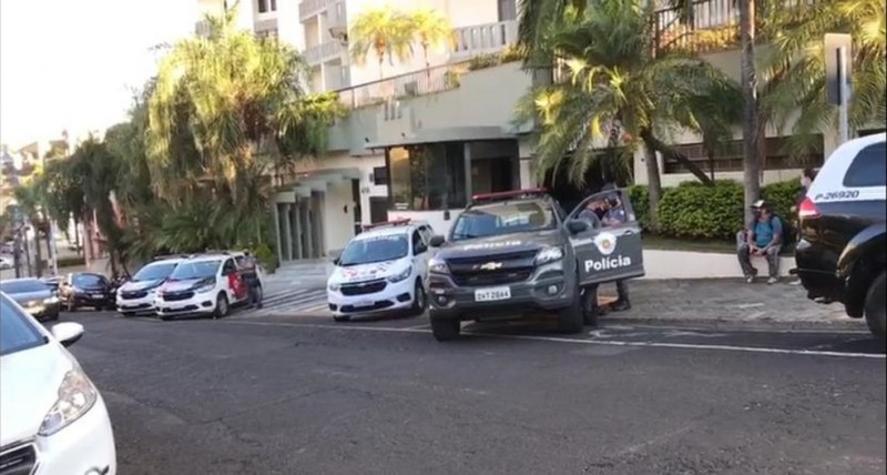 Criminosos invadem prédio e assaltam famílias em Rio Preto