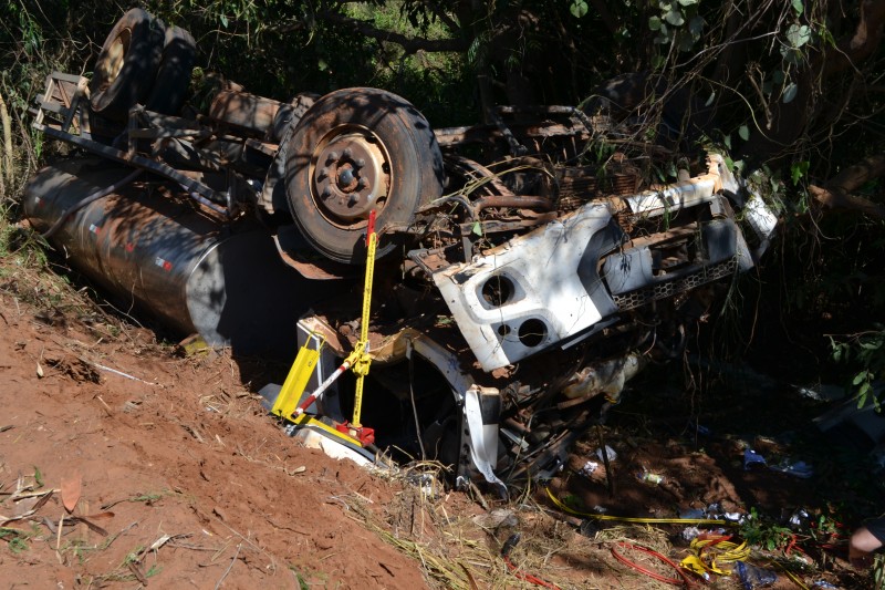 Motorista perde o controle e tomba caminhão de leite em barranco