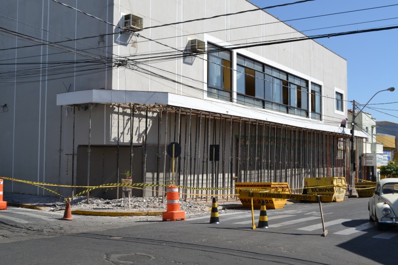 Marquise do shopping da rua São Francisco é demolida