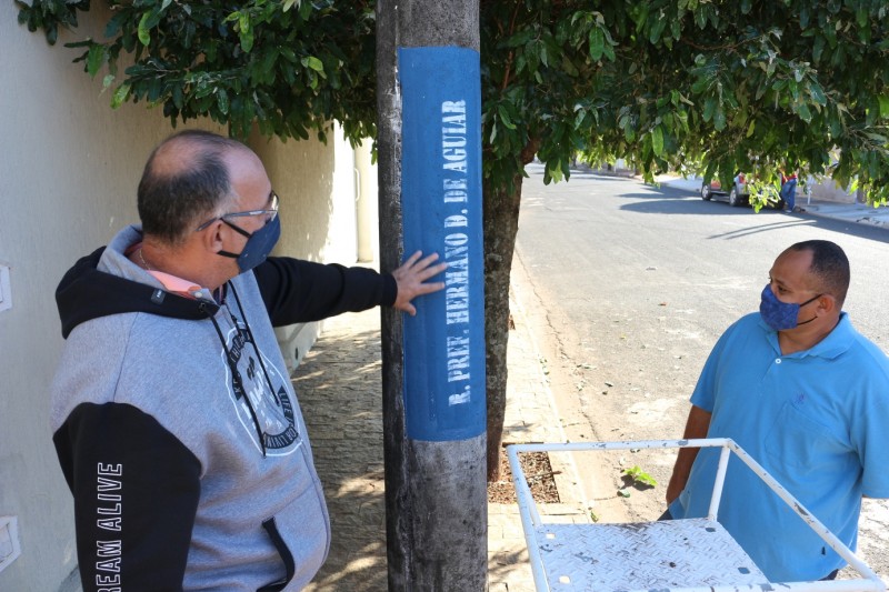 Novos bairros recebem pintura de identificação com nomes de ruas