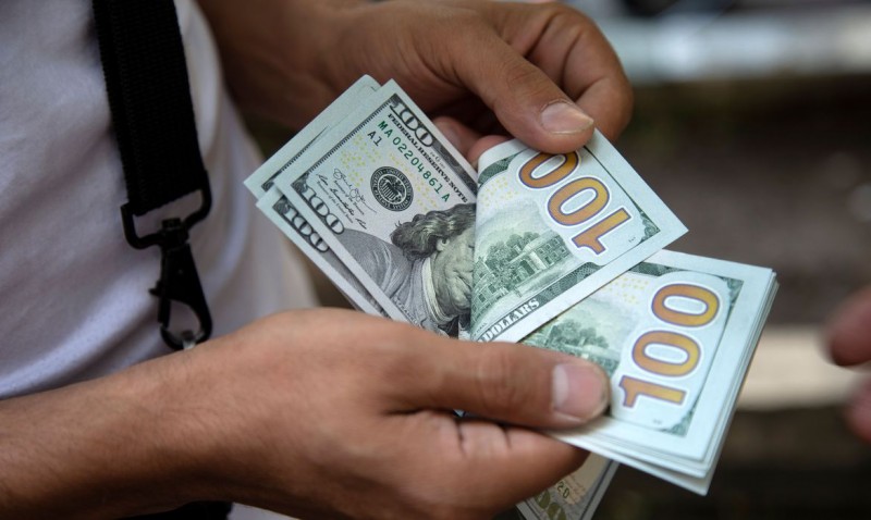 Dólar tem maior alta em um mês, com pessimismo externo