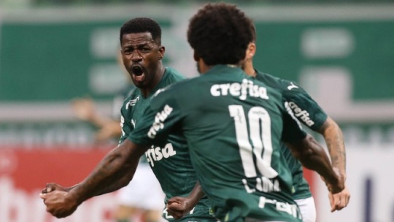 De virada, Palmeiras vence Água Santa no fim e garante 1º lugar