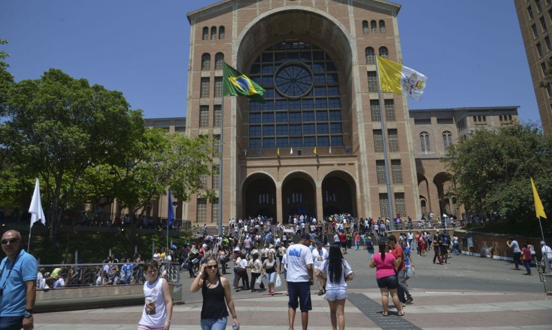 Santuário de Aparecida volta a receber fiéis após quatro meses fechado