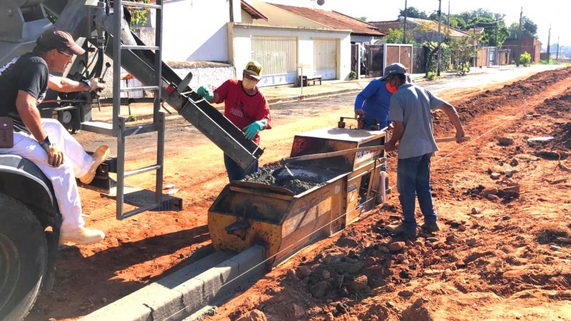 Concluída concretagem de guias e sarjetas na avenida Leopoldino