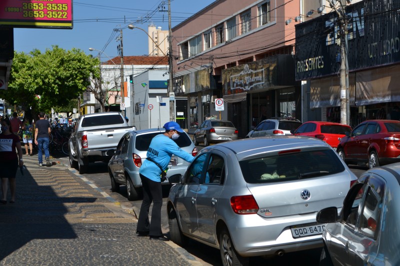 Cobrança na Zona Azul volta com a reabertura do comércio