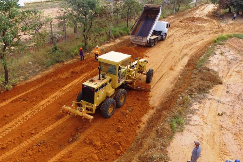 Iniciados trabalhos de terraplanagem em vias do Parque Industrial