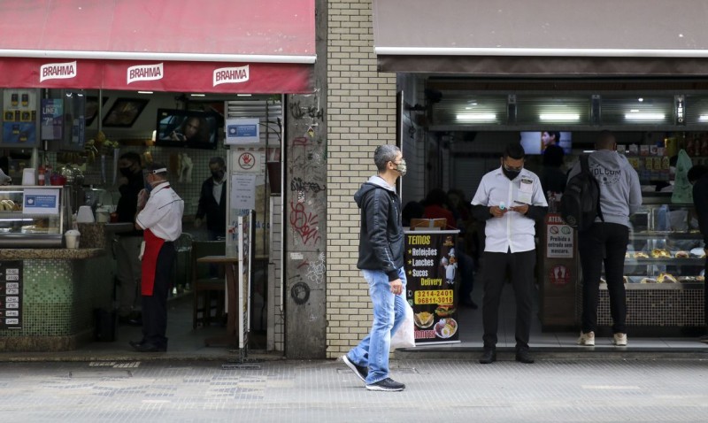 Capital paulista poderá abrir bares e restaurantes até as 22h amanhã