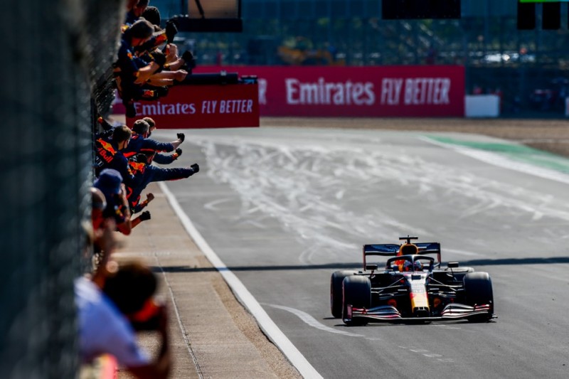 Verstappen brilha na tática, vence e impõe 1ª derrota à Mercedes no ano