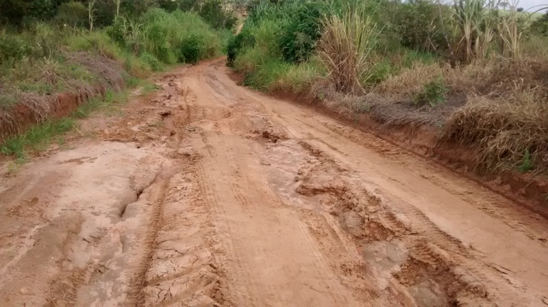 Estrada do bairro Saltinho do Galinari recebe benfeitorias