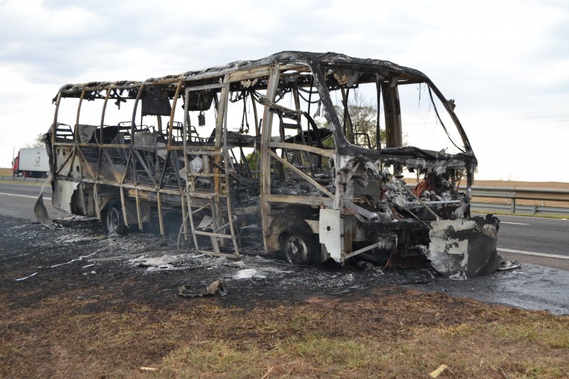 Micro-ônibus com 14 passageiros pega fogo na Marechal Rondon