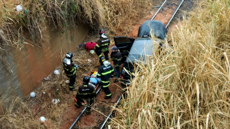 Motorista perde controle e veículo cai em linha férrea