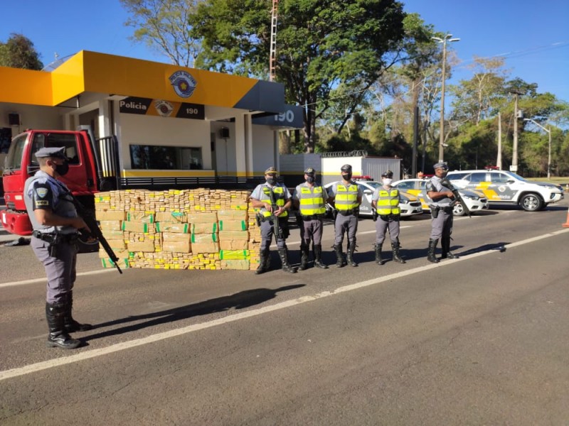 Polícia Rodoviária apreende centenas de tabletes de maconha em caminhão