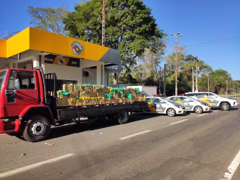 Droga encontrada em fundo falso de carroceria pesou quase uma tonelada