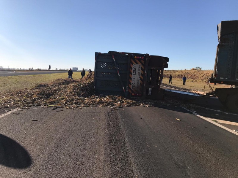 Carreta canavieira tomba na Marechal Rondon e interdita rodovia