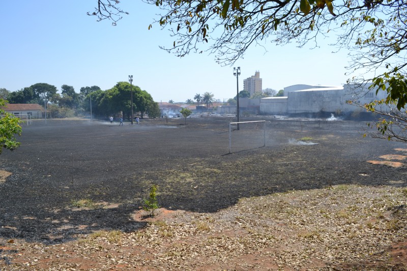 Chamas destroem vegetação e campo de futebol de clube em Penápolis