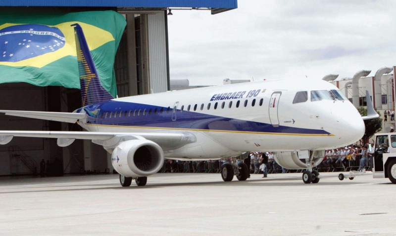 Após demissões, funcionários da Embraer entram em greve