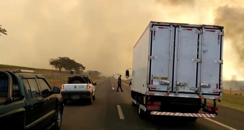 Fumaça provocada por queimada interdita rodovia entre Bento de Abreu e Valparaíso