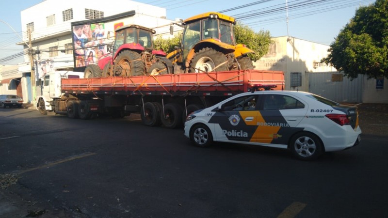 Polícia Rodoviária prende motorista rebocando tratores roubados de fazenda