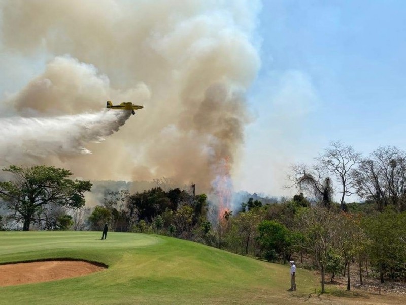 Aviões agrícolas ajudam a combater incêndio próximo a condomínio em Rio Preto