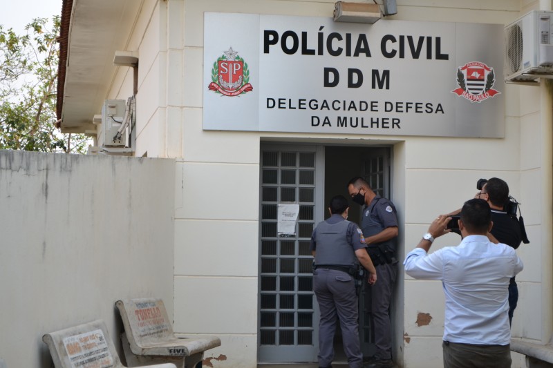 Rapaz que matou ex-companheira de 29 anos a facadas se entrega à polícia