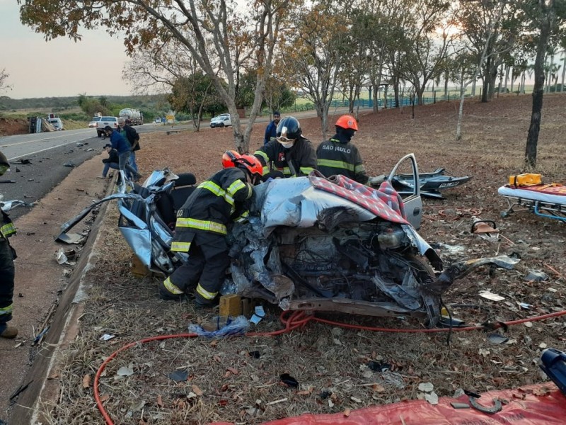 Carro fica destruído após batida com caminhão; motorista ficou ferida