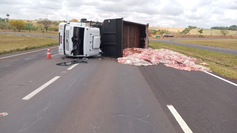 Motorista tomba caminhão carregado de couro na rodovia Assis Chateaubriand