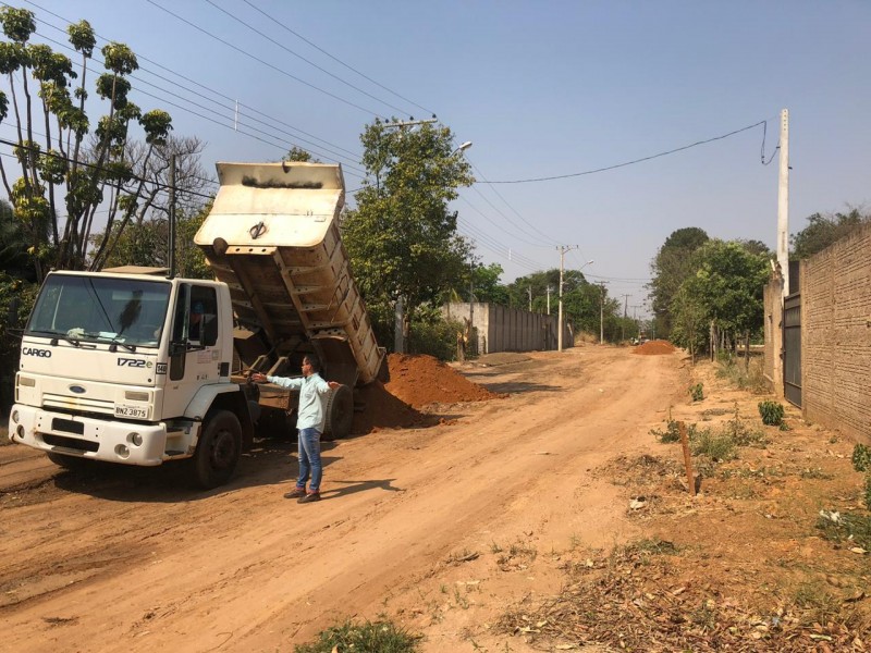 Prefeitura faz parceria com moradores para pavimentação da rua das Flores