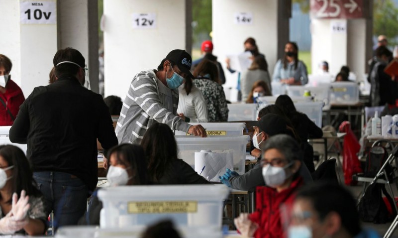 Chilenos votam para descartar Constituição da era Pinochet