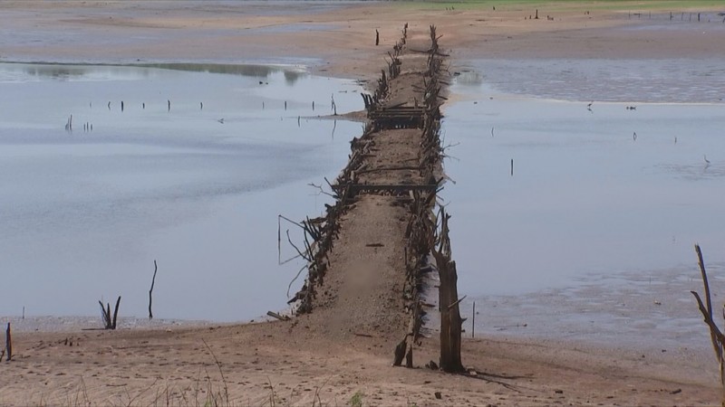 Seca faz nível de rio baixar e revela ponte 'escondida' há mais de 40 anos