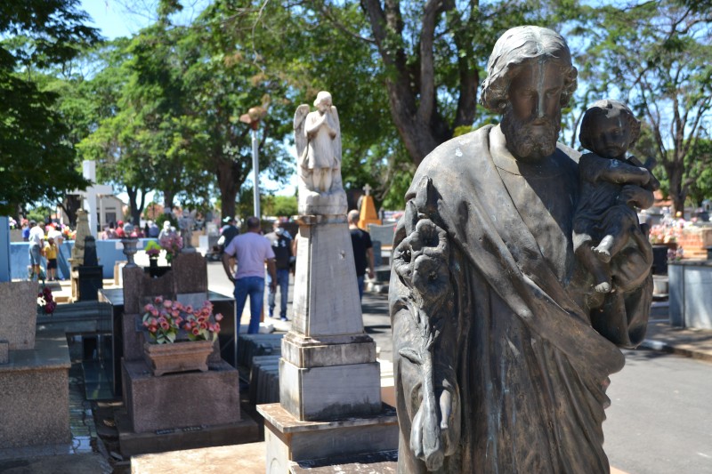 Cemitérios de Penápolis recebem visitantes durante feriado de Finados