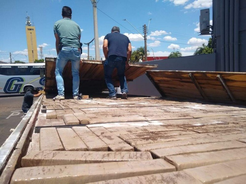 Polícia Federal apreende caminhão com maconha e motorista é preso em flagrante