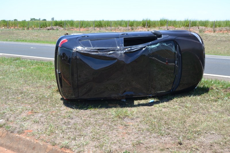 Condutor perde controle e capota veículo na rodovia Marechal Rondon