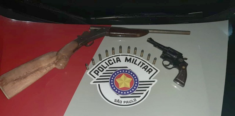 Retireiro é preso pela Polícia Militar com armas e munições em veículo