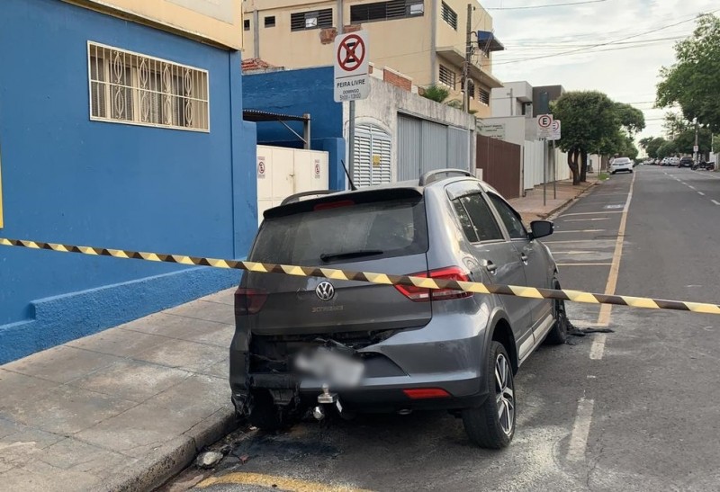 Homem põe fogo em carro e quase é atingido pelas chamas