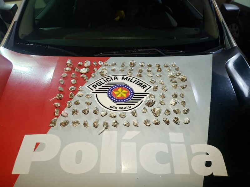 Polícia Militar prende desempregada com porções de maconha em imóvel