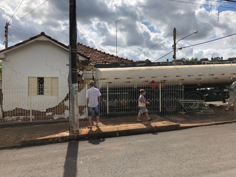 Caminhão-tanque carregado com combustível atinge casa em Palmeira D'Oeste