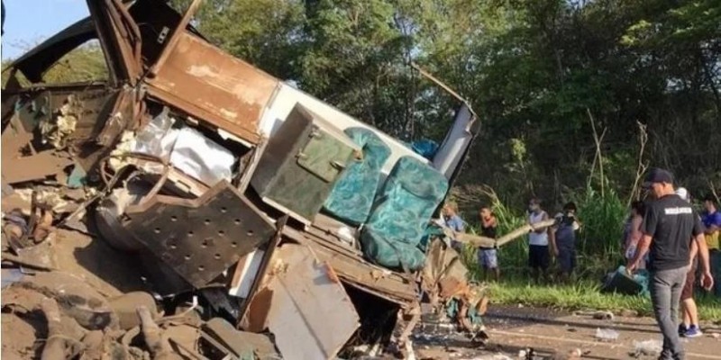 Acidente em rodovia no interior de SP provoca 41 mortes, diz PM