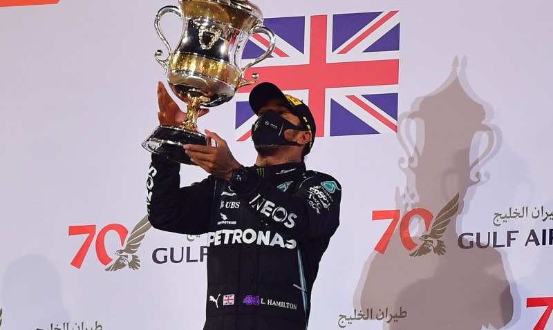 Hamilton vence no Bahrein em corrida marcada por acidente com explosão